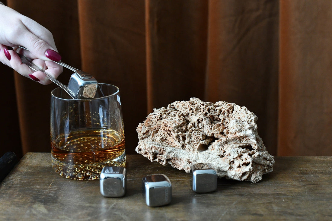 Czym są kamienie do whisky? Czy warto ich używać?