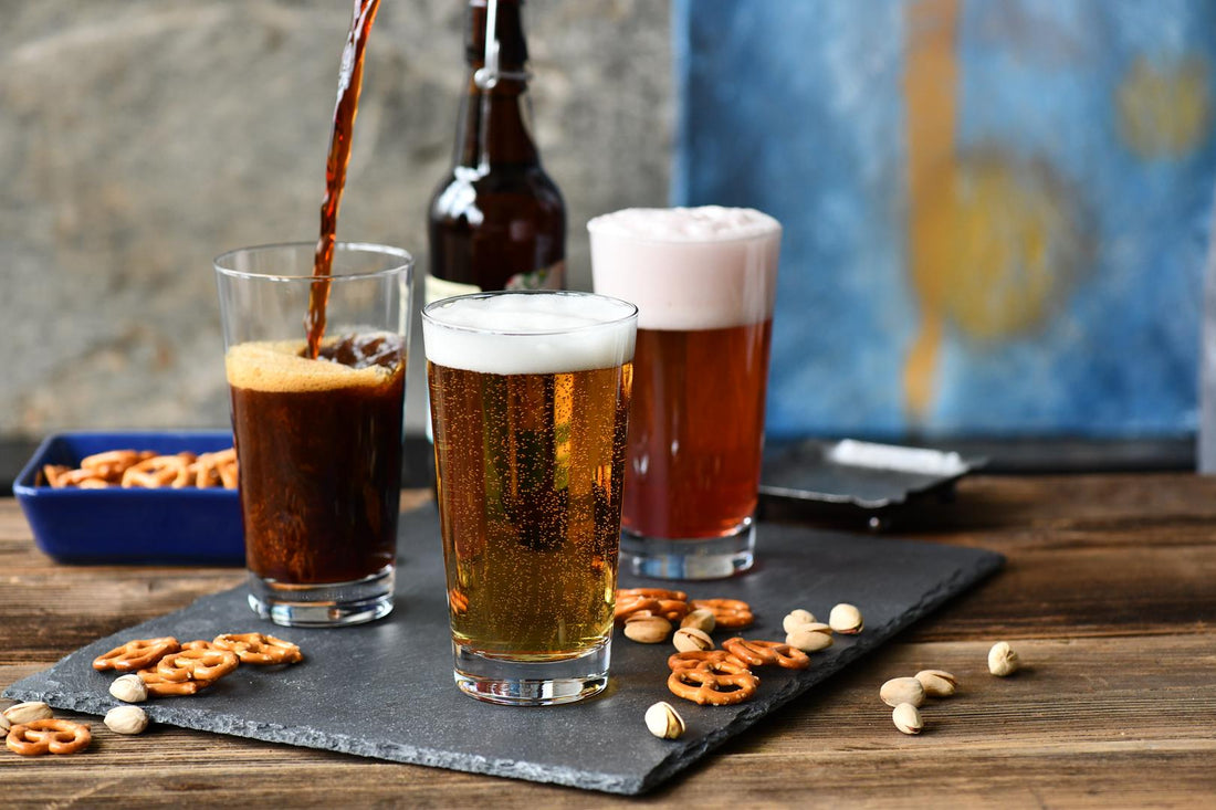 Piwa smakowe, radler, shandy i domowe drinki na bazie piwa – skąd pochodzą, jak je przygotowywać i podawać