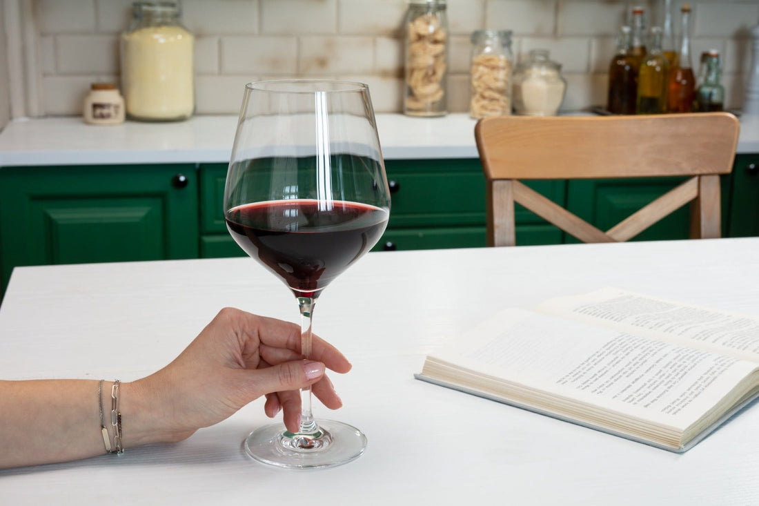 Jak trzymać kieliszek do wina - alkoholowe savoir vivre