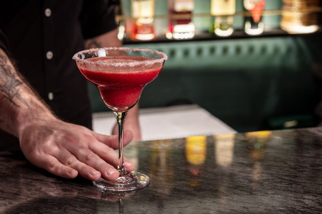 Margarita - czyli prosty, orzeźwiający drink! Jak go zrobić i w czym podać?