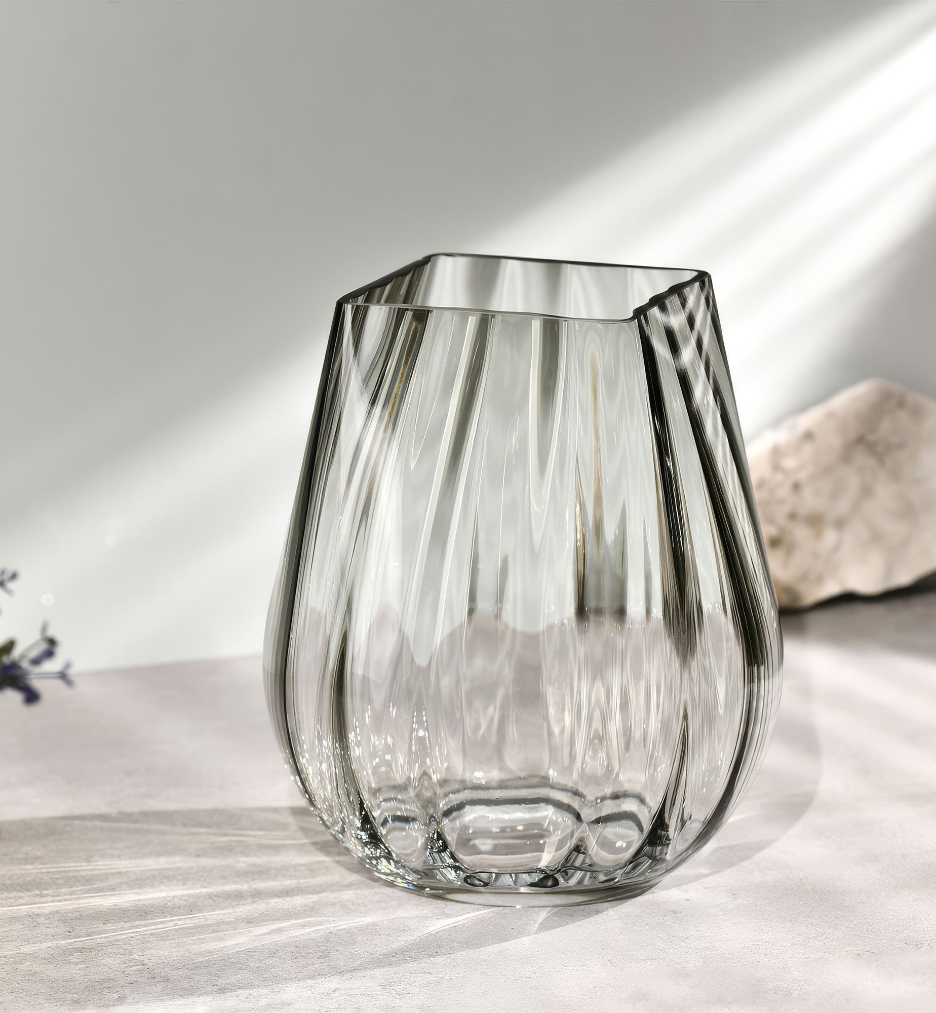 Masywny wazon z kwadratowym brzegiem ryflowany 25,5 cm dymny