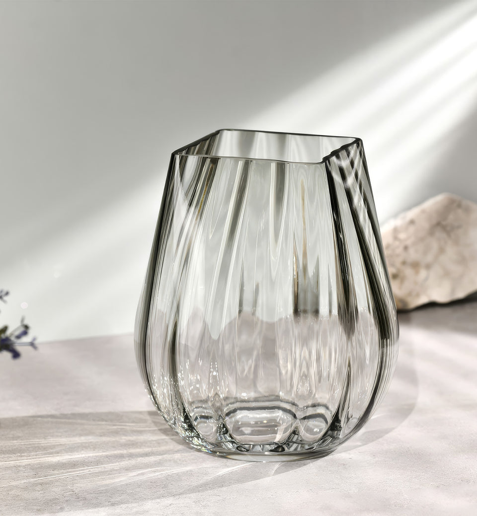 Masywny wazon z kwadratowym brzegiem ryflowany 25,5 cm dymny