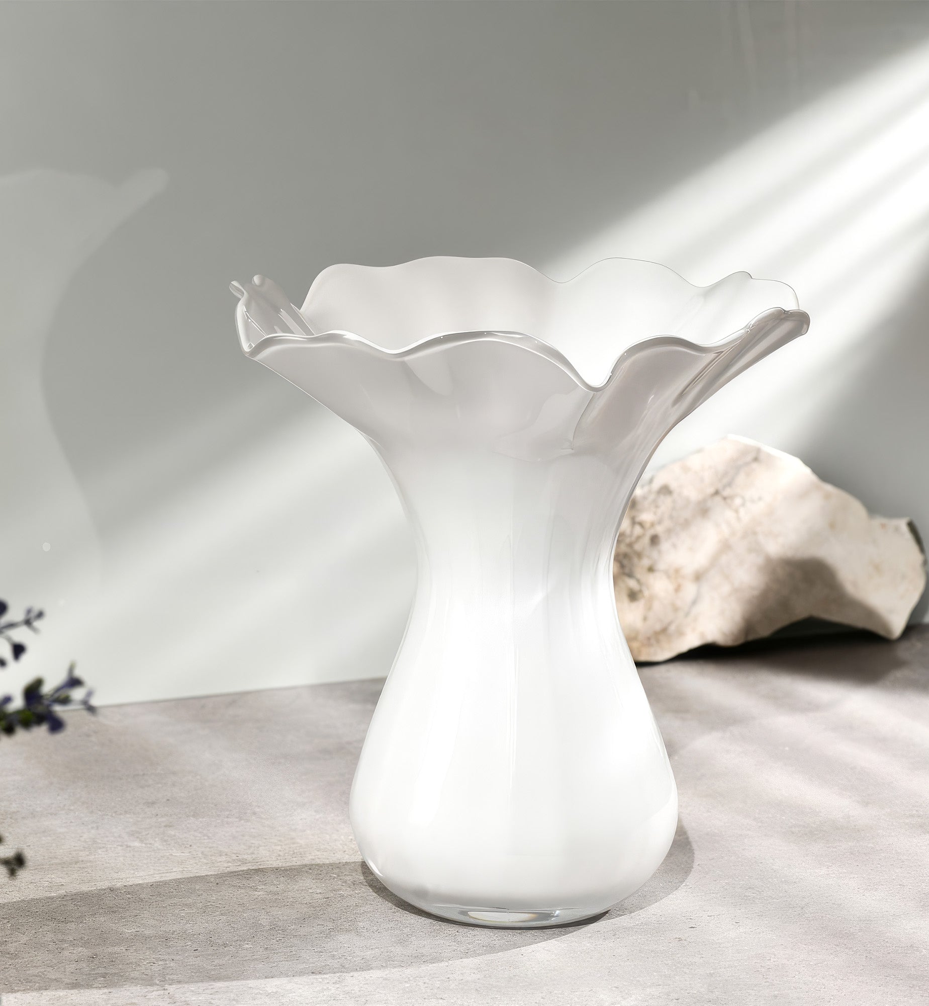 Biały wazon z falbaną 28 cm